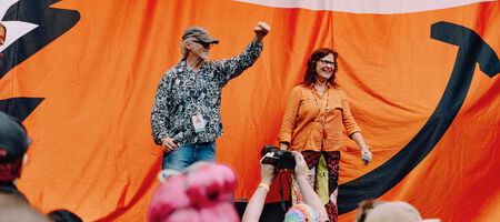 Das Ehepaar engagiert sich gegen Rechtsextremismus in dem Dorf, das als Neonazi-Hochburg gilt, und organisiert dort jährlich ein antifaschistisches Musikfestival. (Foto: Laura Mueller) Birgit und Horst Lohmeyer