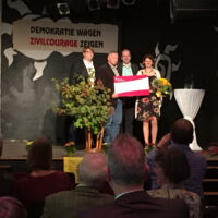 Gruppenfoto bei der Preisverleihung: Landrat Tjark Bartels, Tom Jürgens, Minister Christian Meyer und Inge Bultschnieder